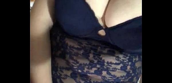  Julia Soto con su super sexy babydoll masturbandose y mostrando sus tetas enormes
